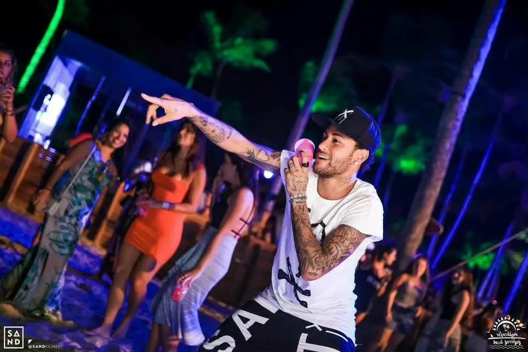 致敬李惠堂，赞助商犀旺送给魏祥鑫一颗柚子足球