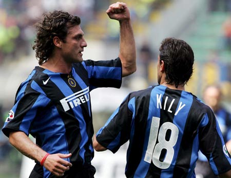 来砸场子的？几位C罗球迷现身梅西印度行看台，被安保请出场（几名C罗球迷亮相梅西印度行看台，随后被安保请离场）