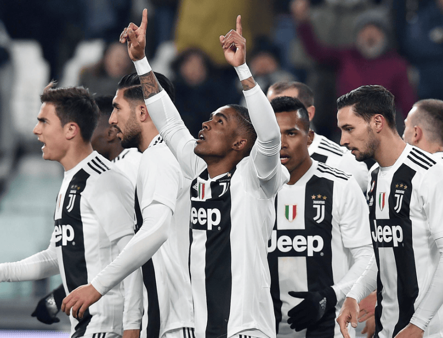 男子用手套自制钓鱼手势浮漂，看到“OK”就表示鱼已咬钩浮漂