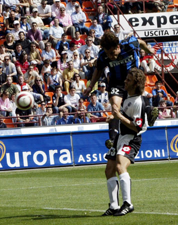 齐达内分享与樊振东切磋的照片：这年轻人球打得着实可以！