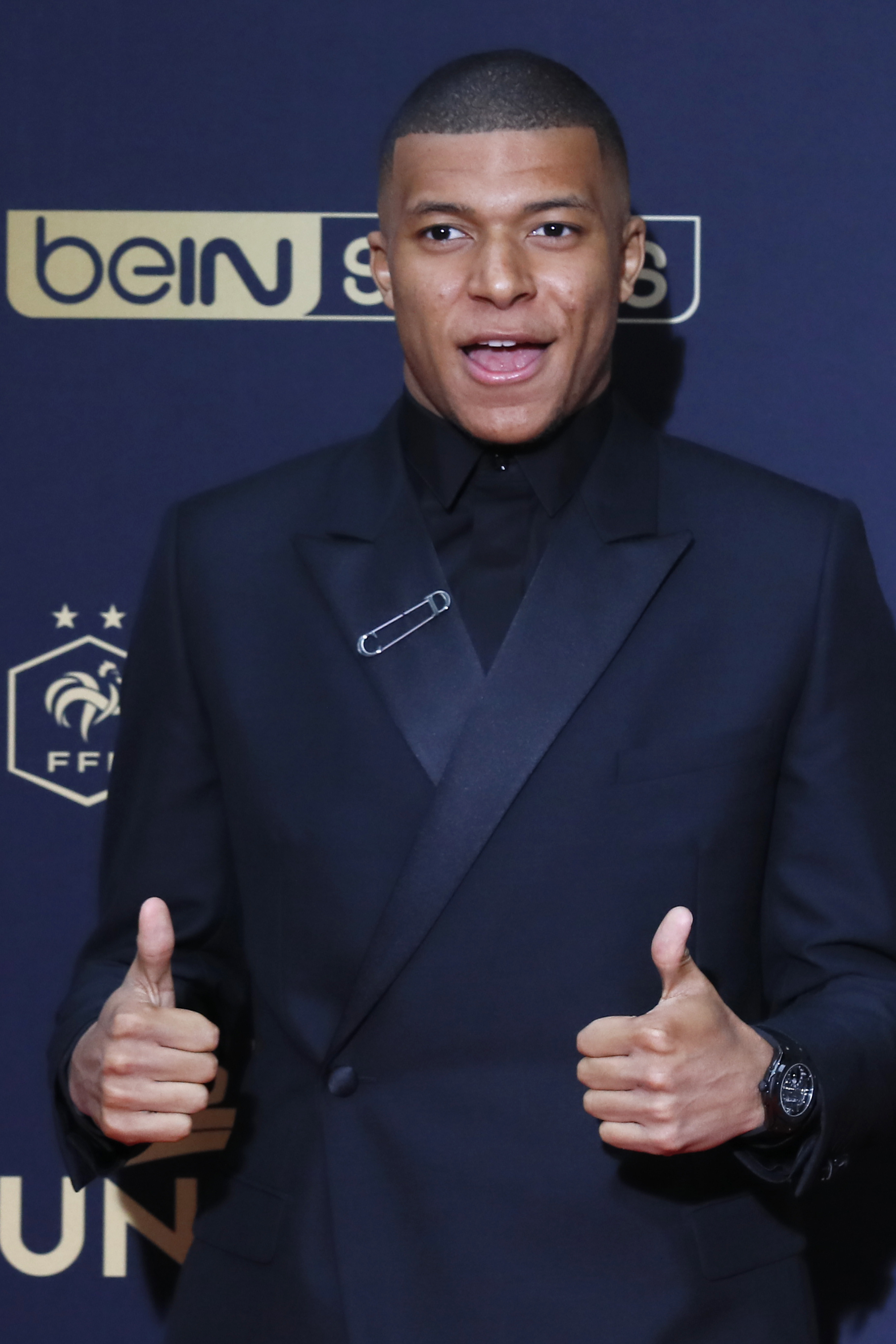 补时连献神扑！拉门斯守住曼联连续394场半场领先不败纪录（补时连番神扑，拉门斯力保曼联半场领先394场不败纪录）